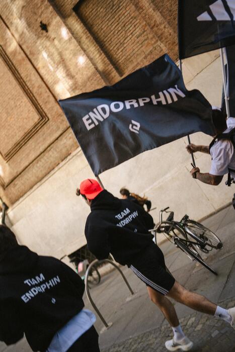 Bandiera ENDORPHIN e felpe TEAM ENDORPHIN sotto i portici