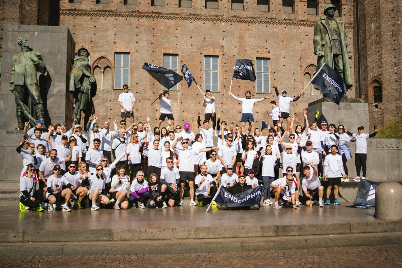 Foto di gruppo della Shake Out Run con Adidas, con le bandiere ENDORPHIN