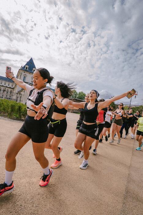 Le Endorphin Girls corrono insieme durante la Girls Coffee Run