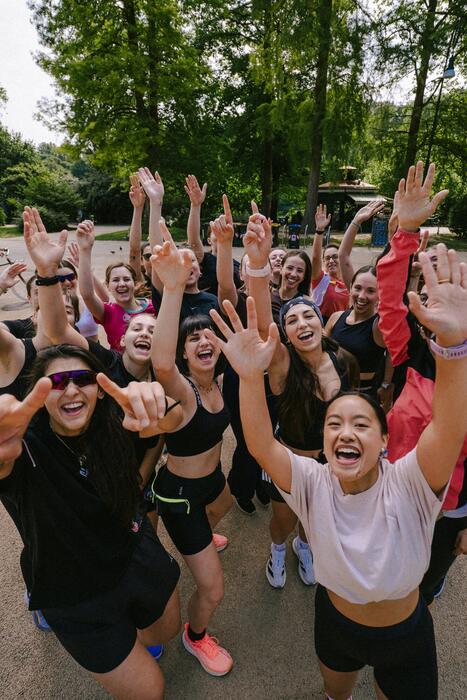 Le Endorphin Girls festeggiano a braccia alzate dopo la corsa