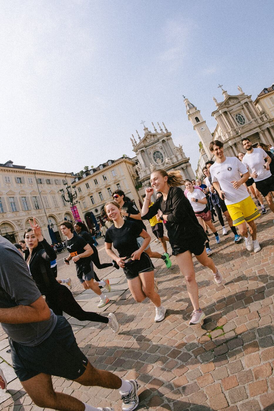 Runner ENDORPHIN corrono in piazza a Torino