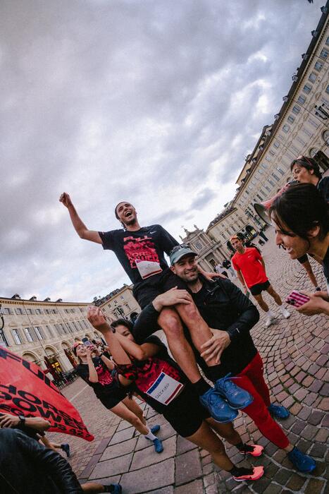 Un runner portato in spalla dai compagni in piazza