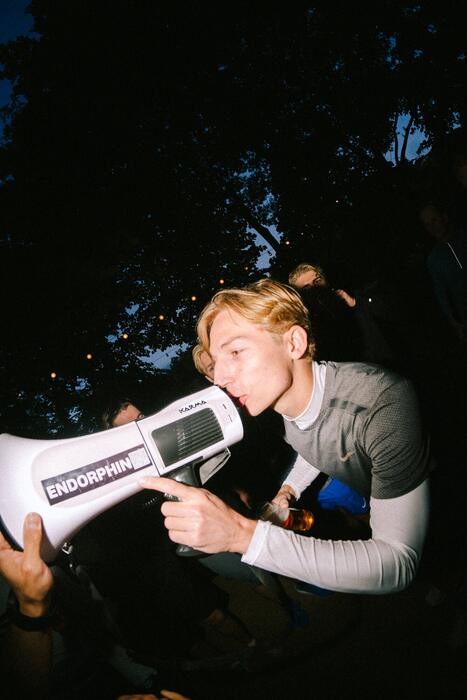 Un ragazzo canta nel megafono ENDORPHIN all'after party