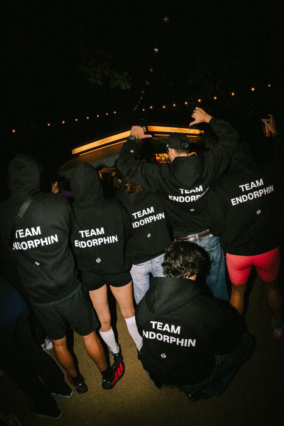 Runner di schiena con le felpe nere TEAM ENDORPHIN